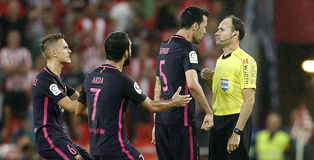 Mateu discute con los jugadores del Barcelona