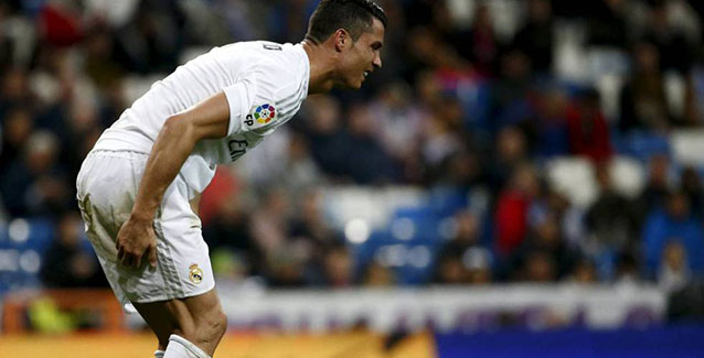 Cristiano se duele en el partido ante el Villarreal