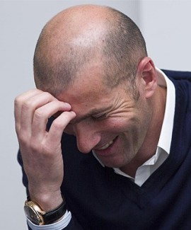 ذا ميرور : ريال مدريد يعطي زيدان تفويضا مطلقا للتعاقد مع البلجيكي أيدن هازارد .  Zidane,%20rasca,%20cabeza_74_ampliada