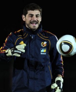 الكابتن كاسياس سيكشف الكرة التي ستلعب بها بطولة اليورو  Casillas,%20jabulani,%20mundial_65_ampliada