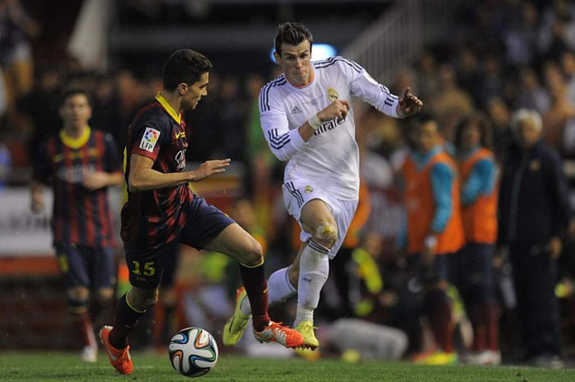 Gareth Bale superando a Bartra