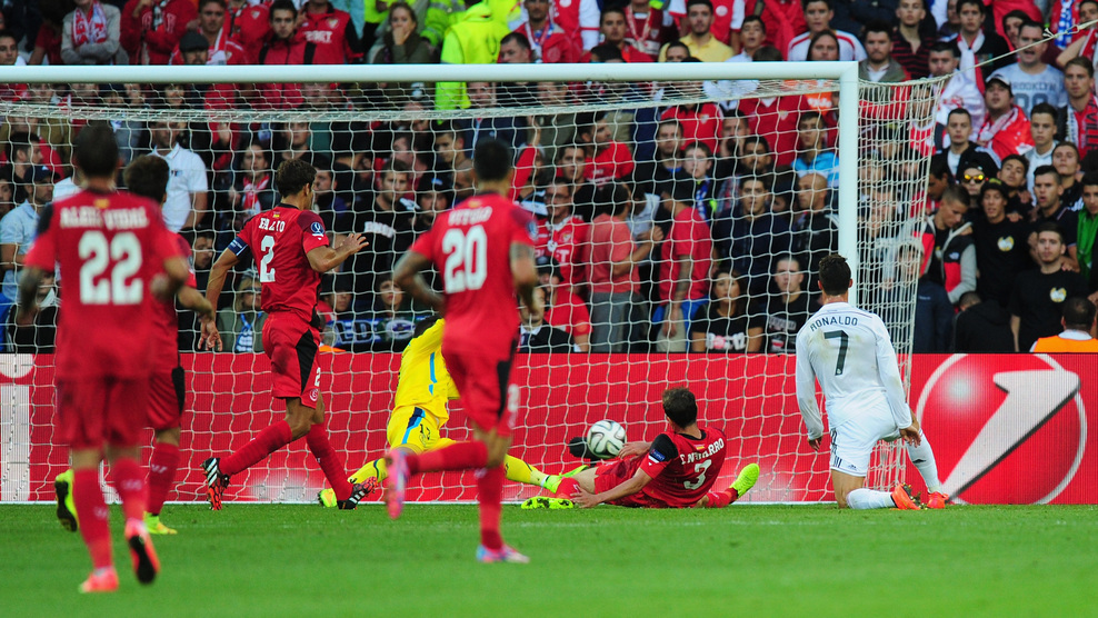Cristiano Ronaldo marca ante el Sevilla