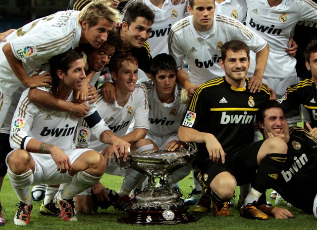 El Real Madrid posa con el trofeo Bernabéu 2011