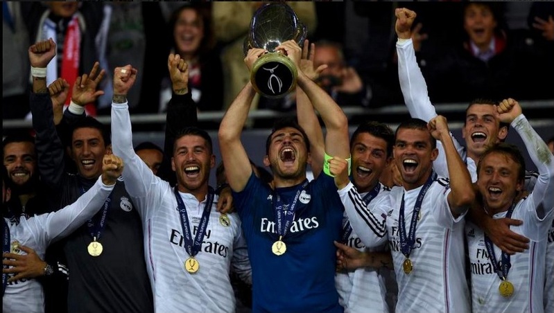 Iker Casillas levanta la Supercopa de Europa