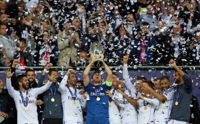 Iker Casillas levanta la Supercopa en Cardiff