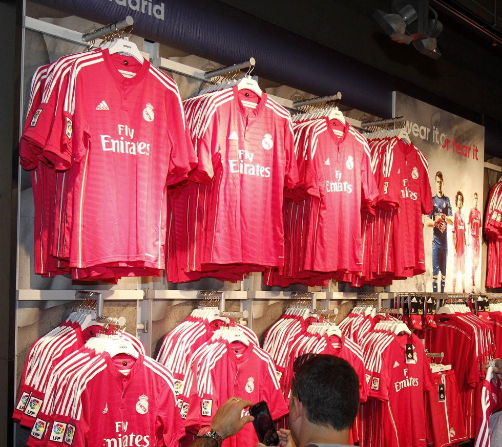 Camisetas rosas en la tienda del Real Madrid
