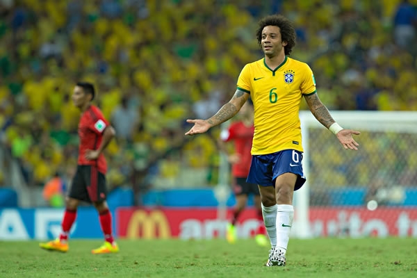 Marcelo gesticula durante el Brasil-México del pasado Mundial