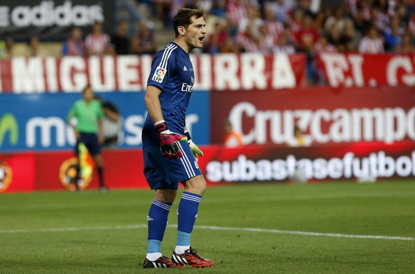 Iker Casillas ordena a su defensa en la vuelta de la Supercopa de España