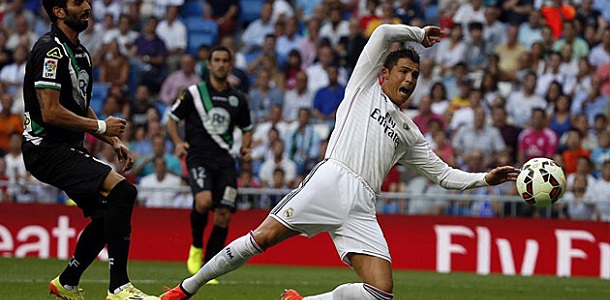 Cristiano Ronaldo pide penalti ante el Córdoba