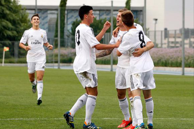El Juvenil del Real Madrid celebra un gol