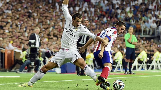Bale disputa un balón en el derbi de la Supercopa