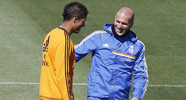 Varane y Zidane durante un entrenamiento 