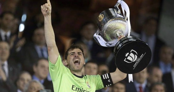 Iker Casillas levanta la Copa del Rey la pasada temporada