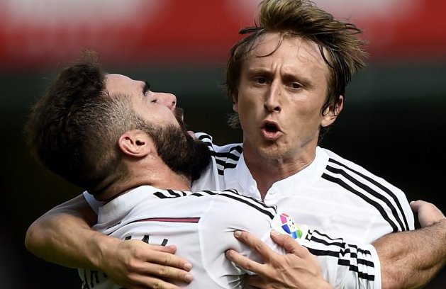 Luka Modric celebra su gol con Carvajal