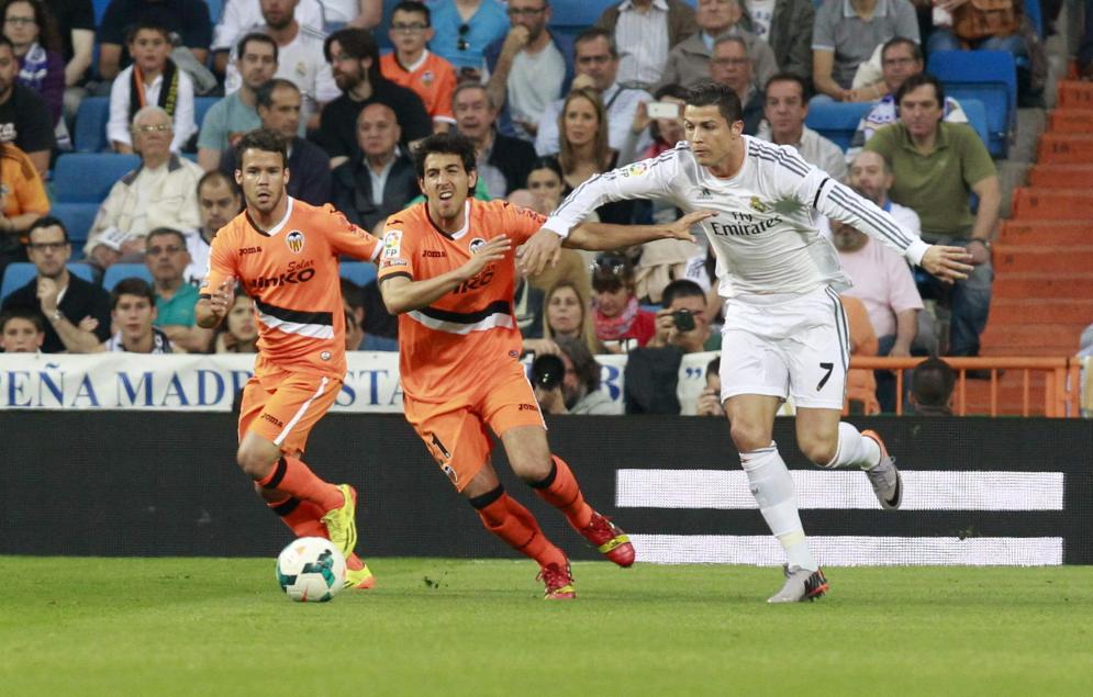 Cristiano Ronaldo pelea por un balón con Parejo