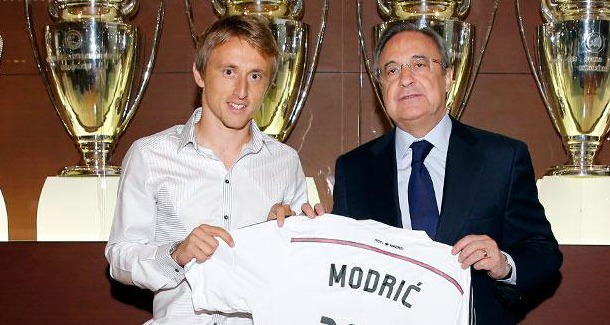 Luka Modric y Florentino Pérez posan tras firmar la renovación