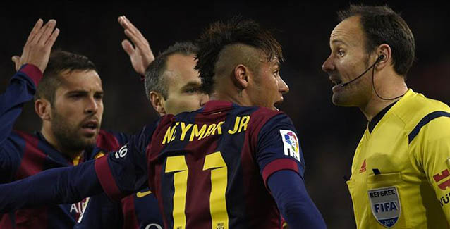Mateu Lahoz habla en un partido con Neymar