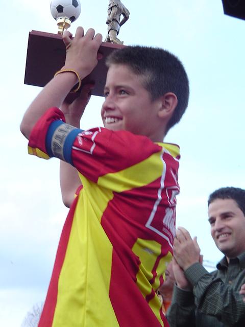 James levantando el título de la Pony Fútbol en Medellín con 12 años