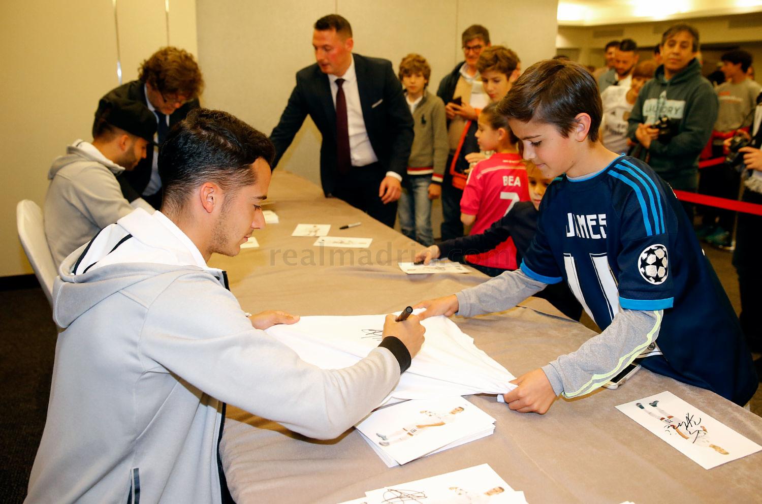 Jesé y Lucas Vázquez firmaron autógrafos en Barcelona