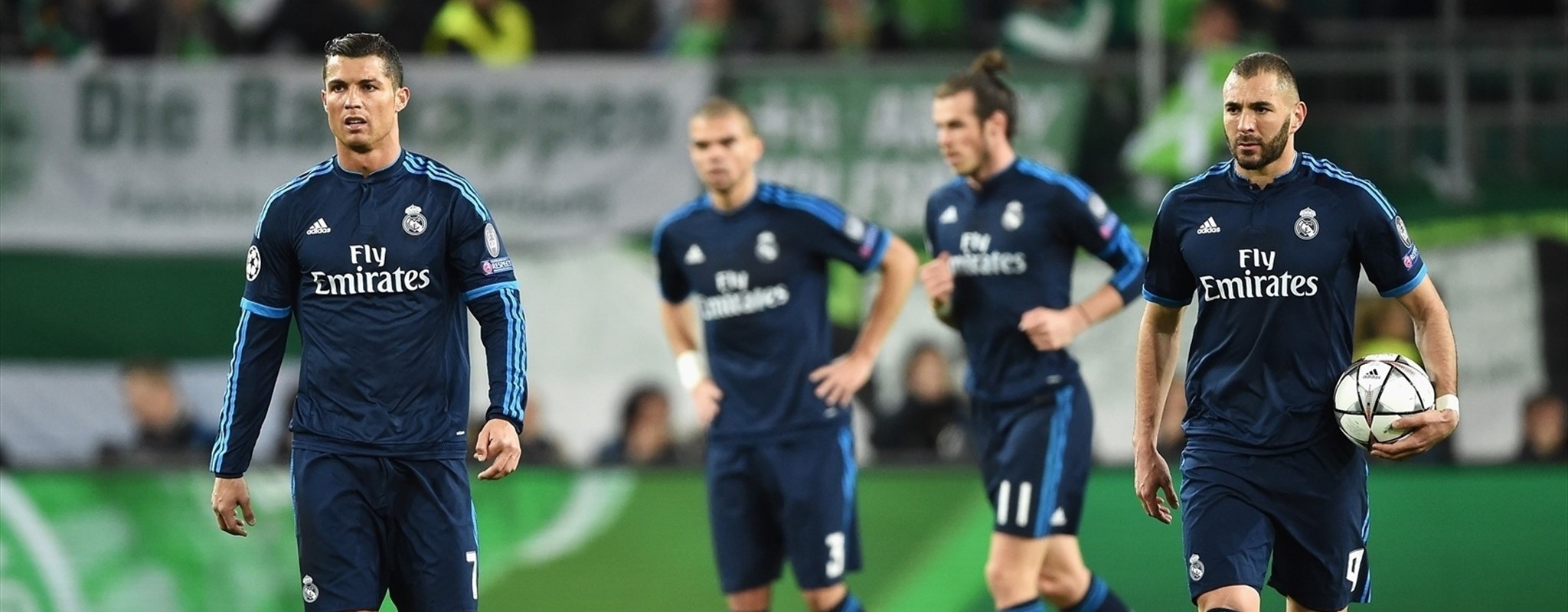 Bale, Benzema, Cristiano y Pepe tras recibir un gol