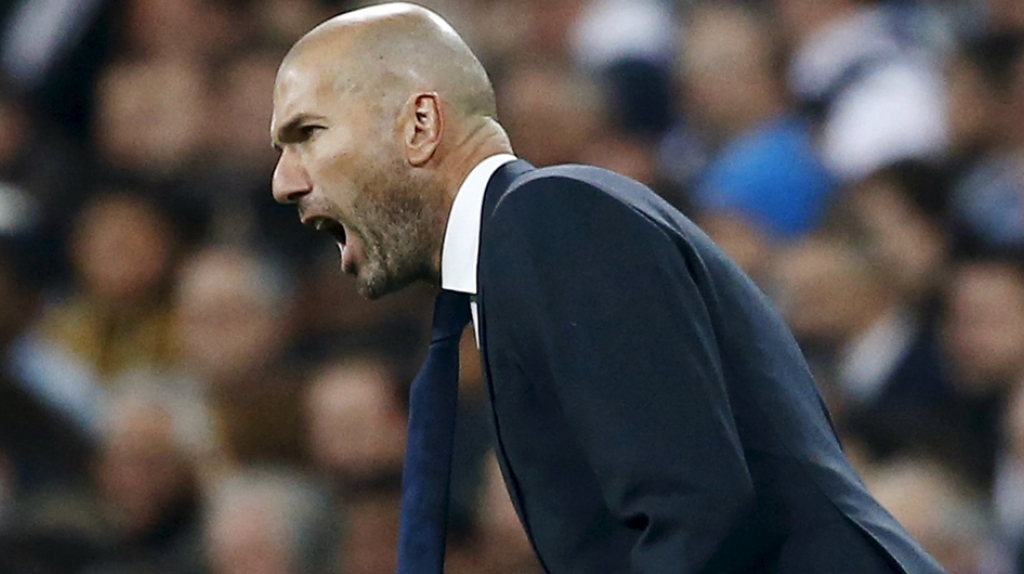 Zidane grita desde la banda en un partido