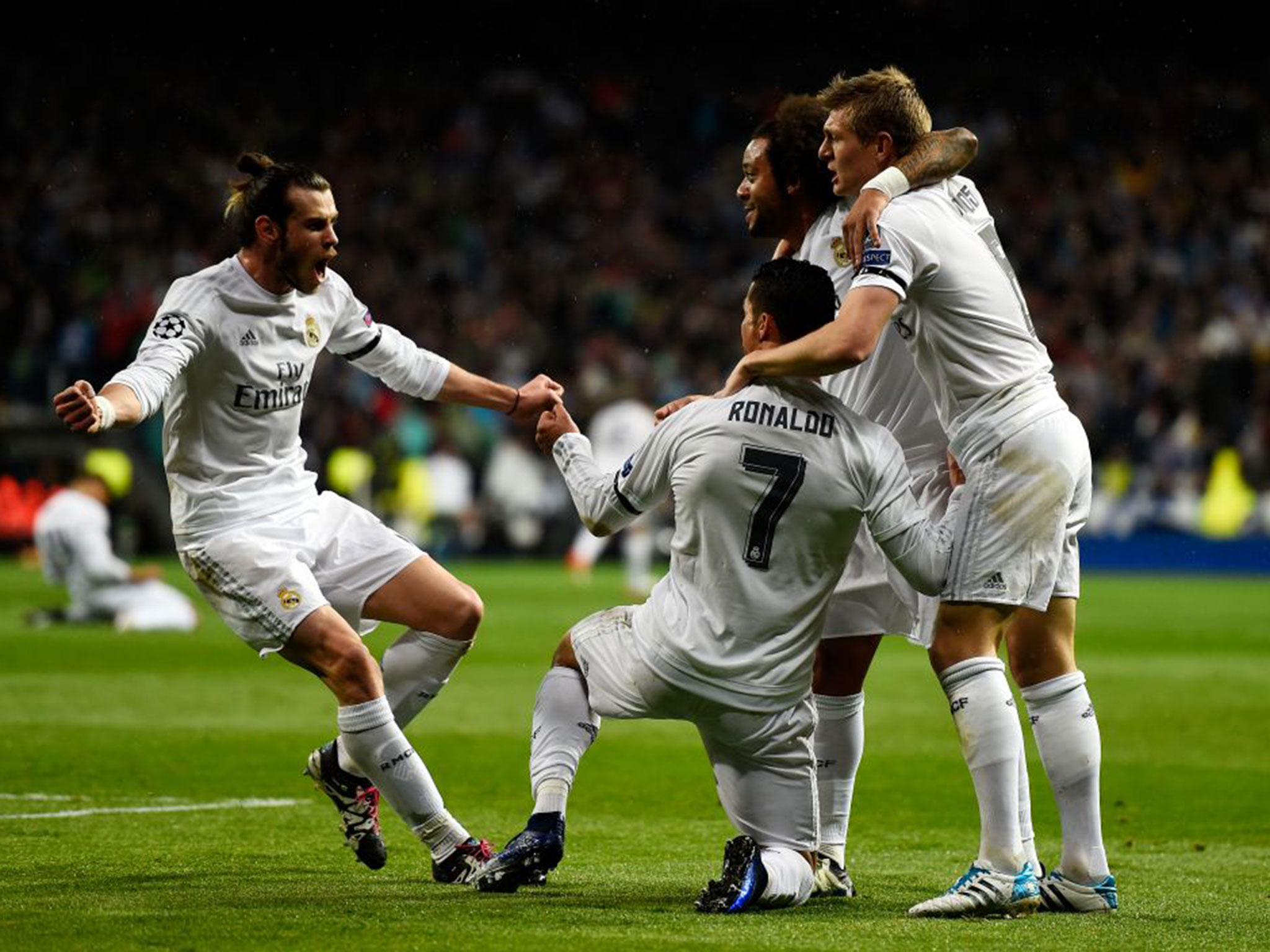Jugadores Real Madrid celebran gol Wolfsburgo