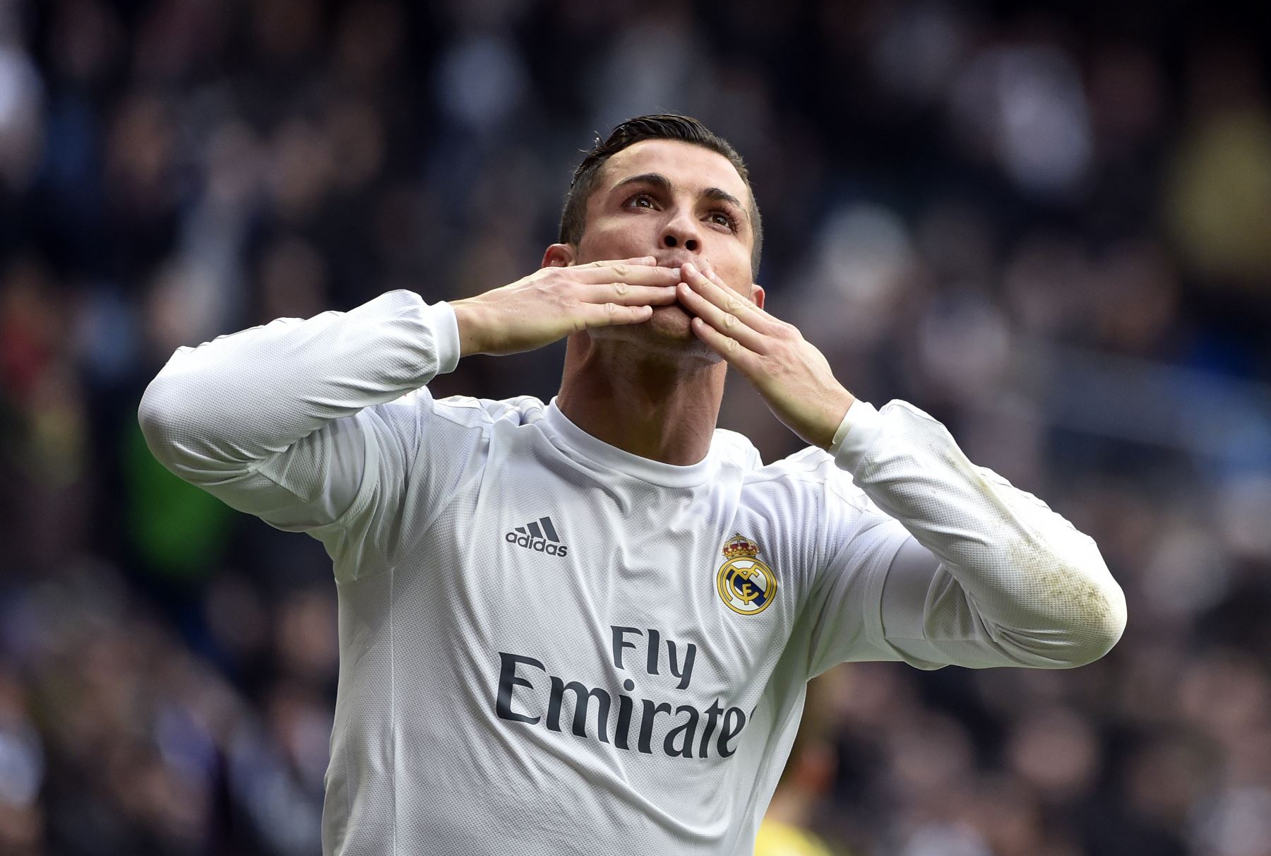 Cristiano Ronaldo, beso, grada, Bernabéu