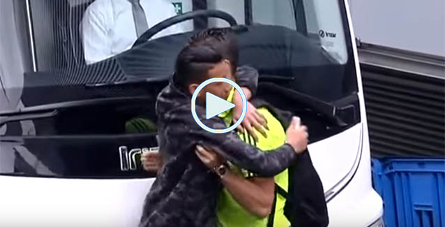 Un espontáneo sorprendió a Cristiano con un abrazo