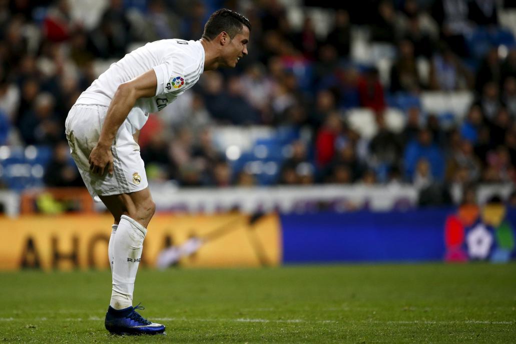Cristiano Ronaldo se duele de su muslo