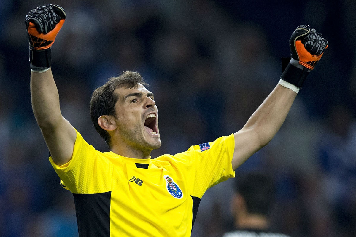 Iker Casillas, Oporto, levanta brazos