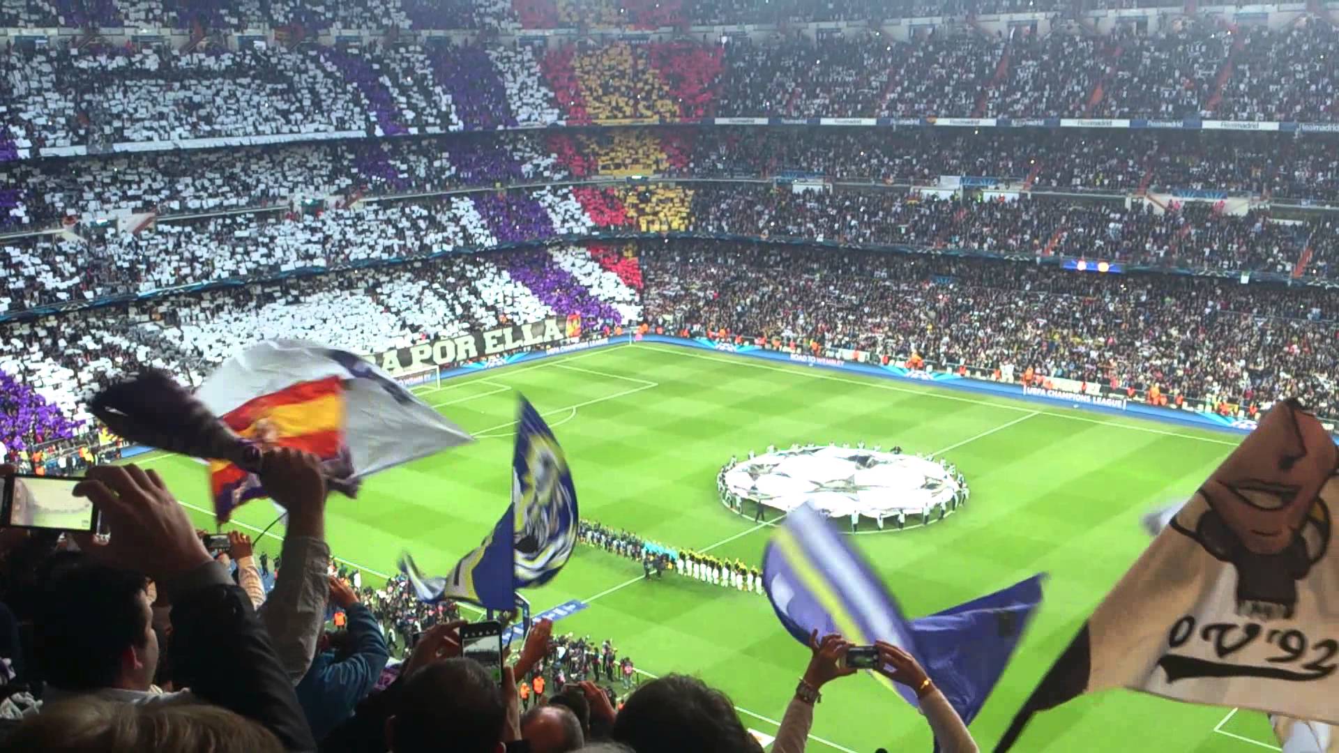Ambiente en el Bernabéu en una noche de Champions