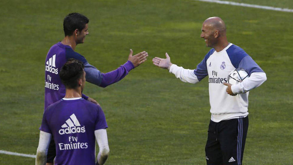 Zidane saluda a Morata en un entrenamiento reciente