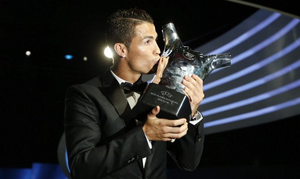 Cristiano besa su trofeo a Mejor Jugador de la UEFA de la 2013/14