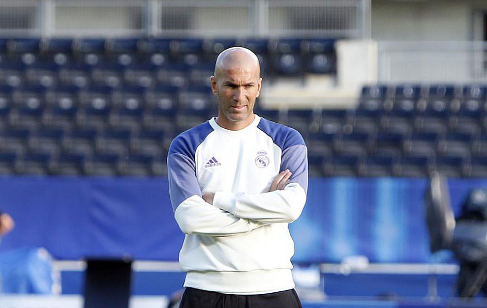 Zidane contempla un entrenamiento reciente