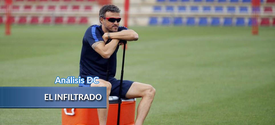 Luis Enrique contempla un entrenamiento del Barcelona