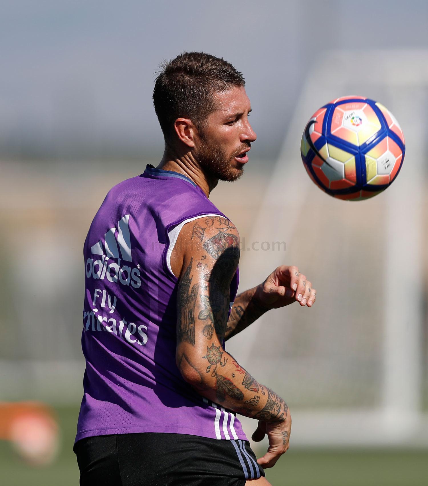 Ramos controla el balón durante un entrenamiento