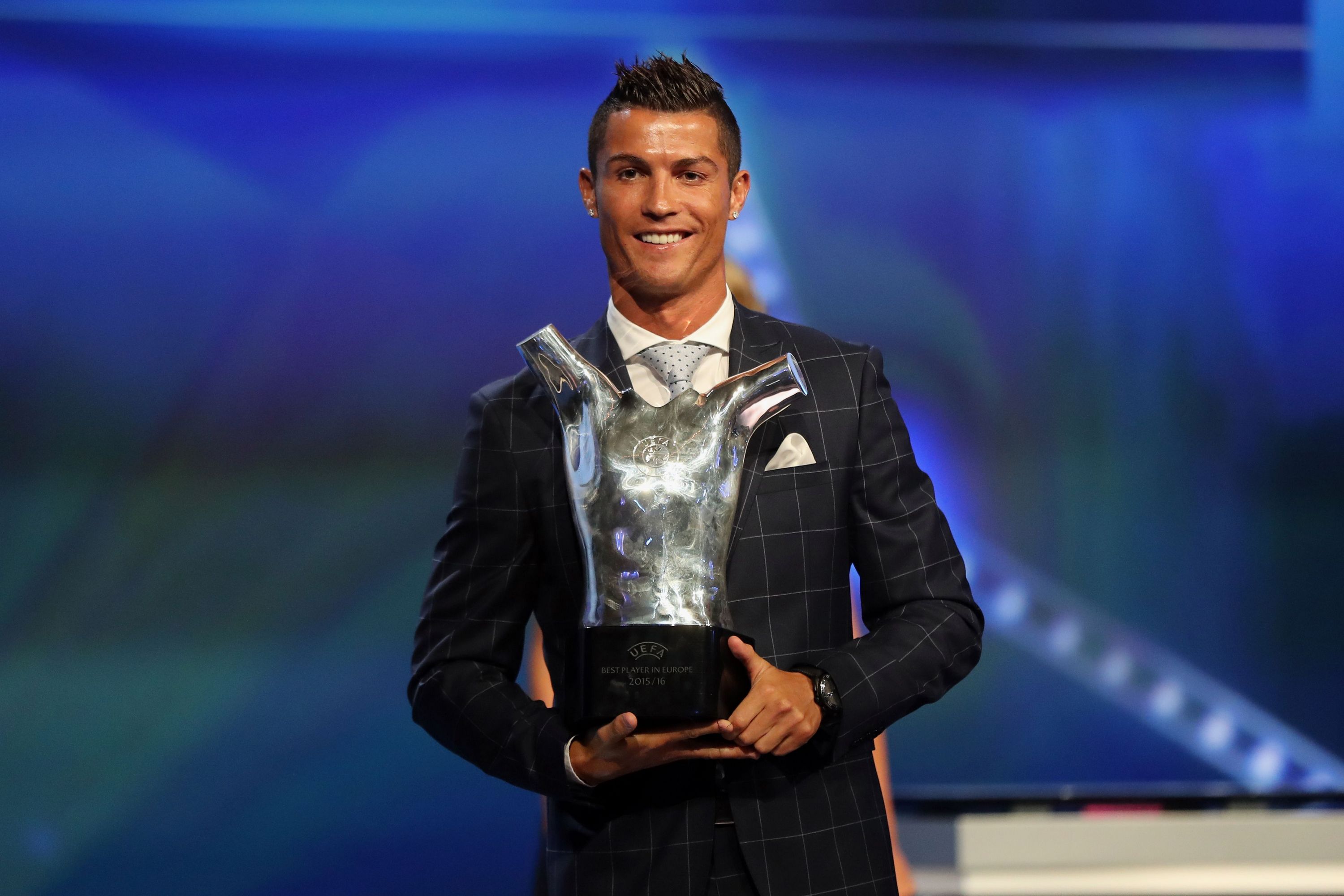 Cristiano con el premio de la UEFA