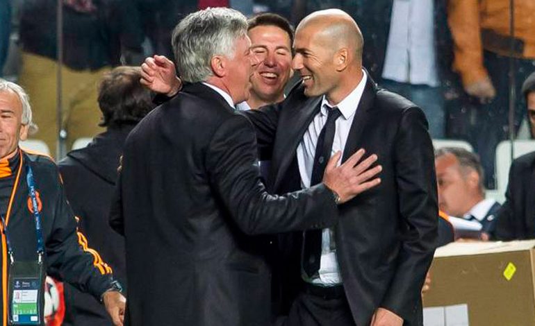 Zidane saluda a Ancelotti antes de un partido