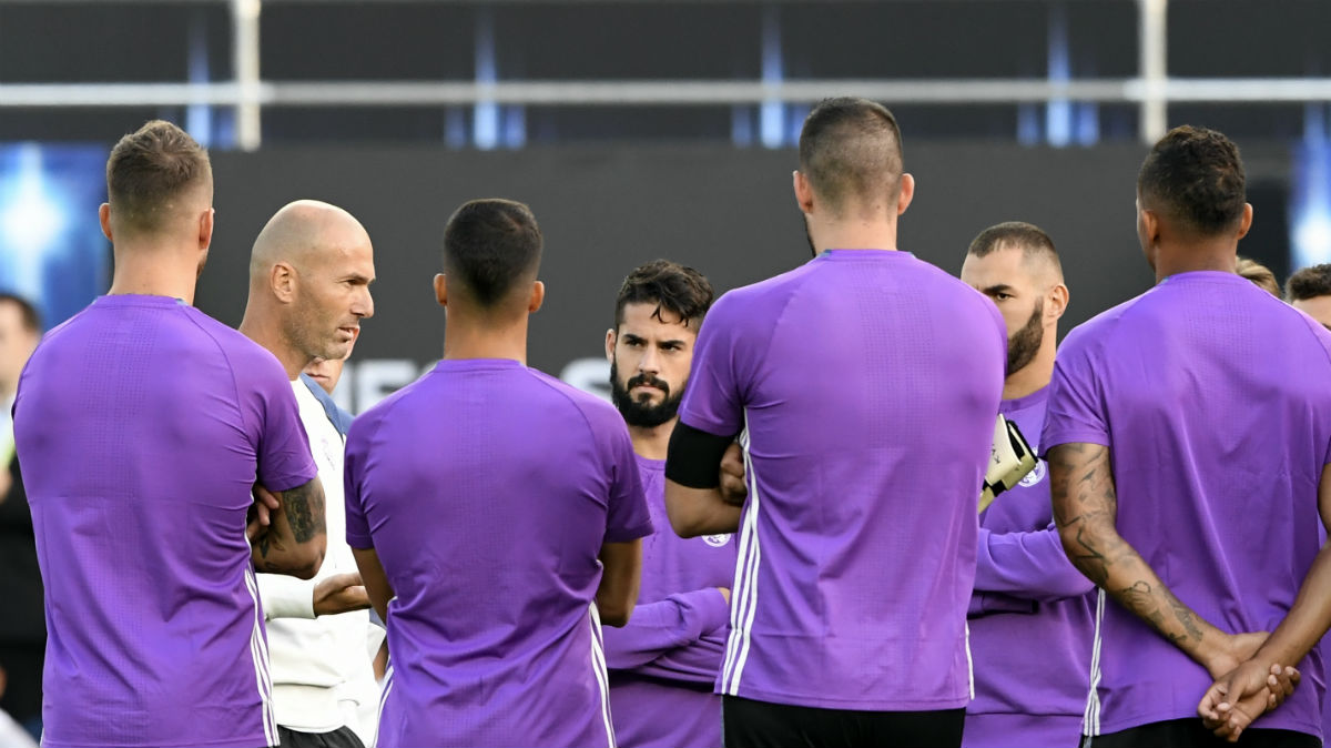 Zidane dando una charla a sus jugadores