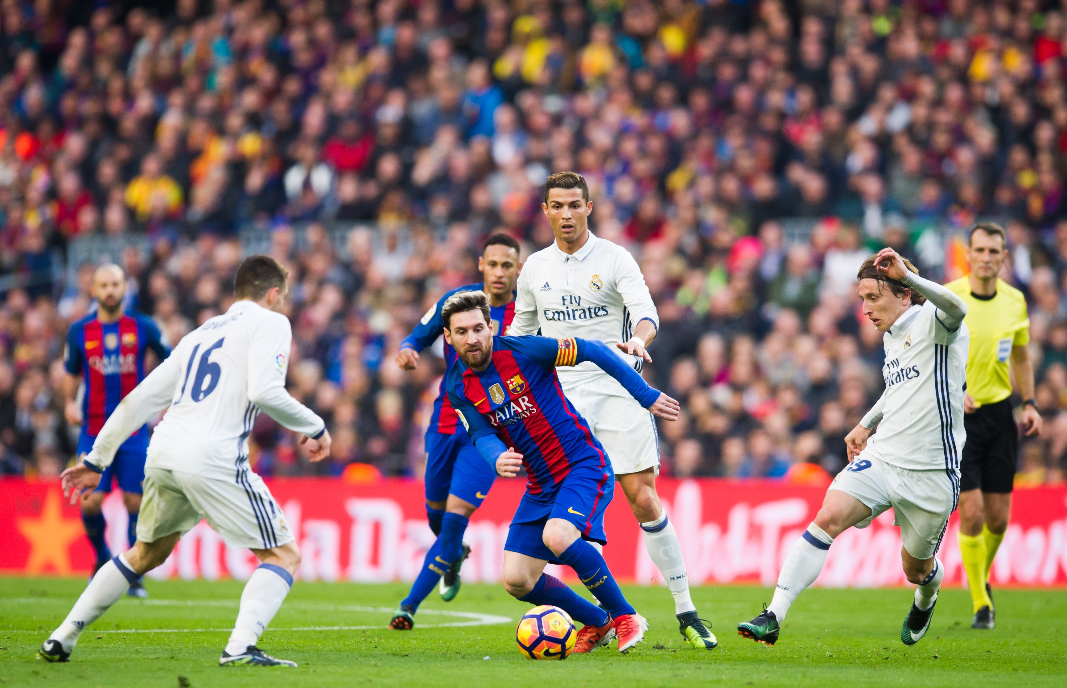 Jugadores del Madrid intentan robar el balón a Messi