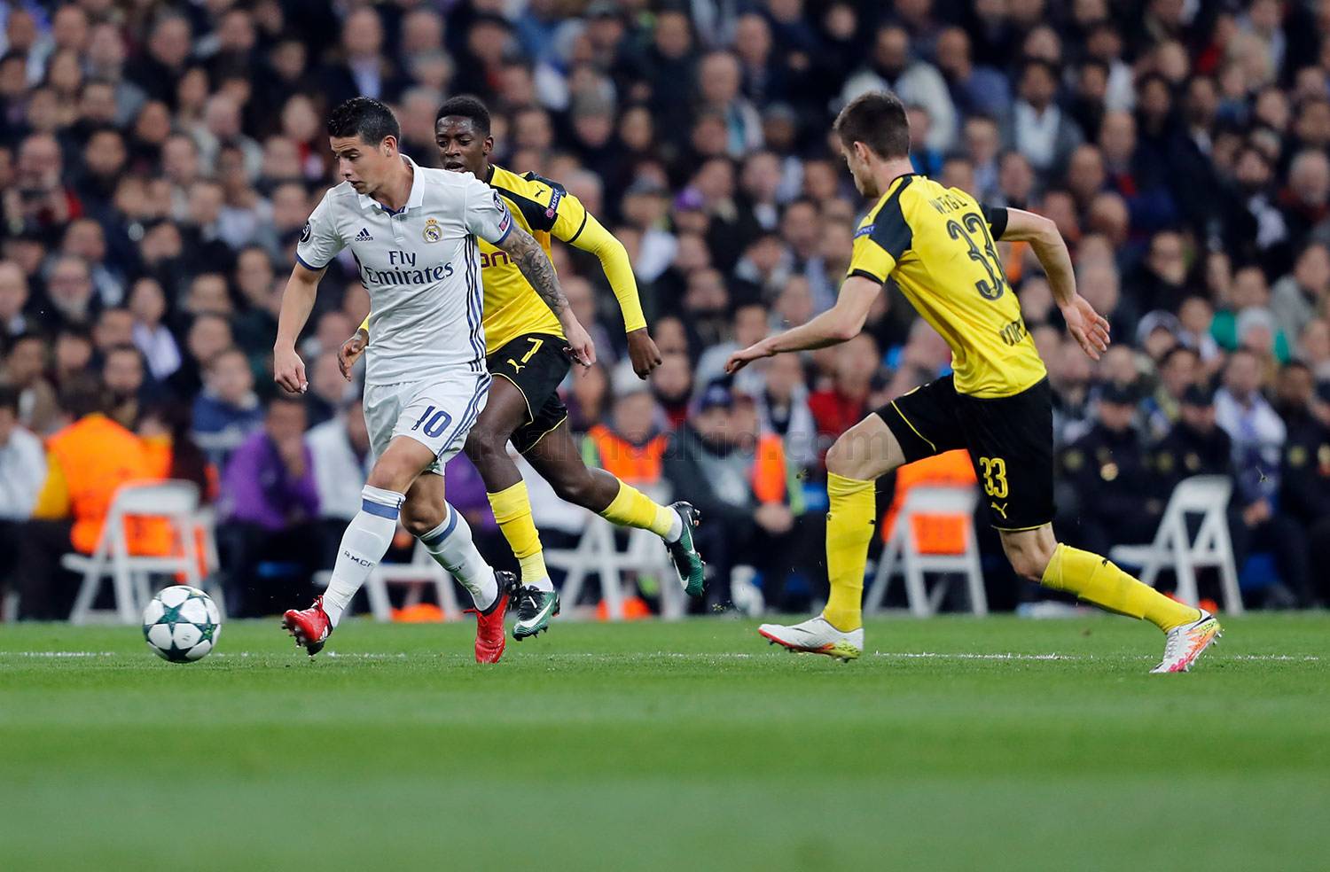 James da un pase ante el Borussia Dortmund