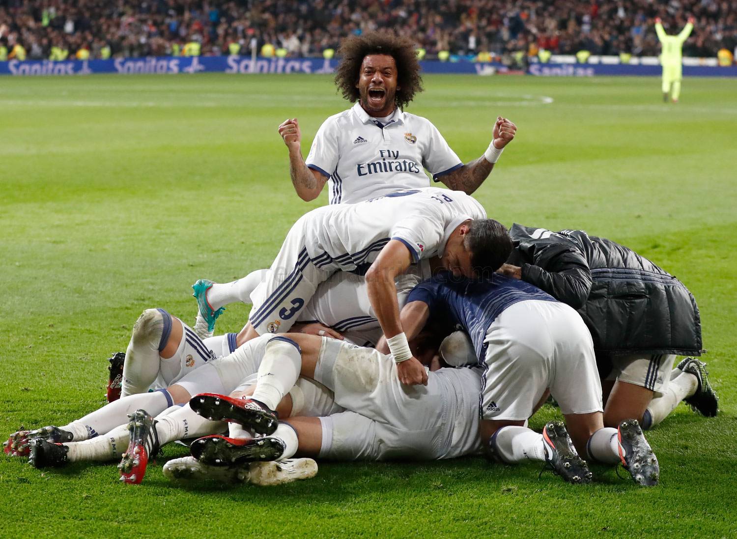 Marcelo celebró así junto a sus compañeros el gol de Ramos