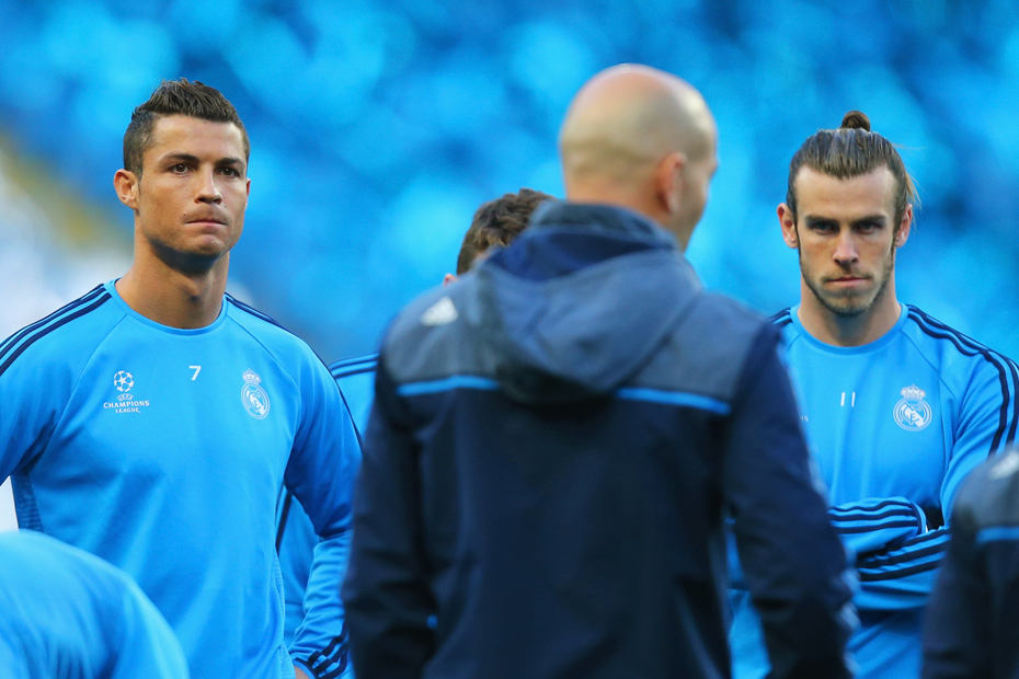 Bale y Cristiano miran a ZIdane en un entrenamiento