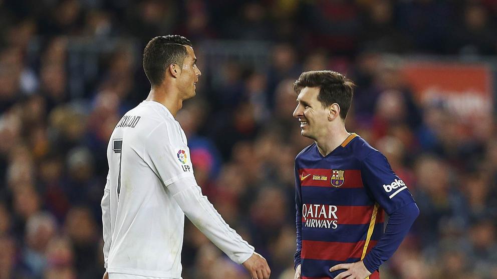 Cristiano pasa por delante de Leo Messi