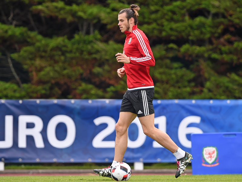 Bale en un entrenamiento con la selección de Gales