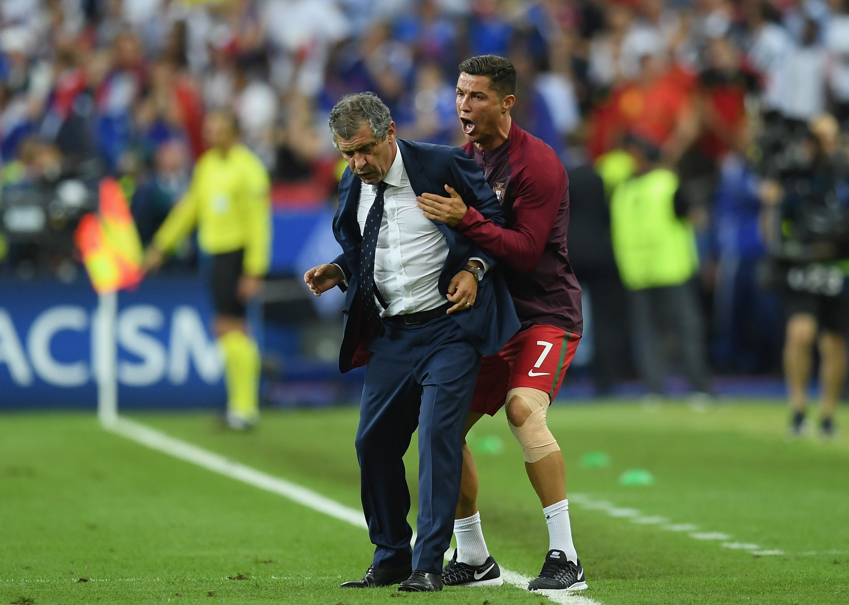 Cristiano y Fernando Santos en la final de la Euro