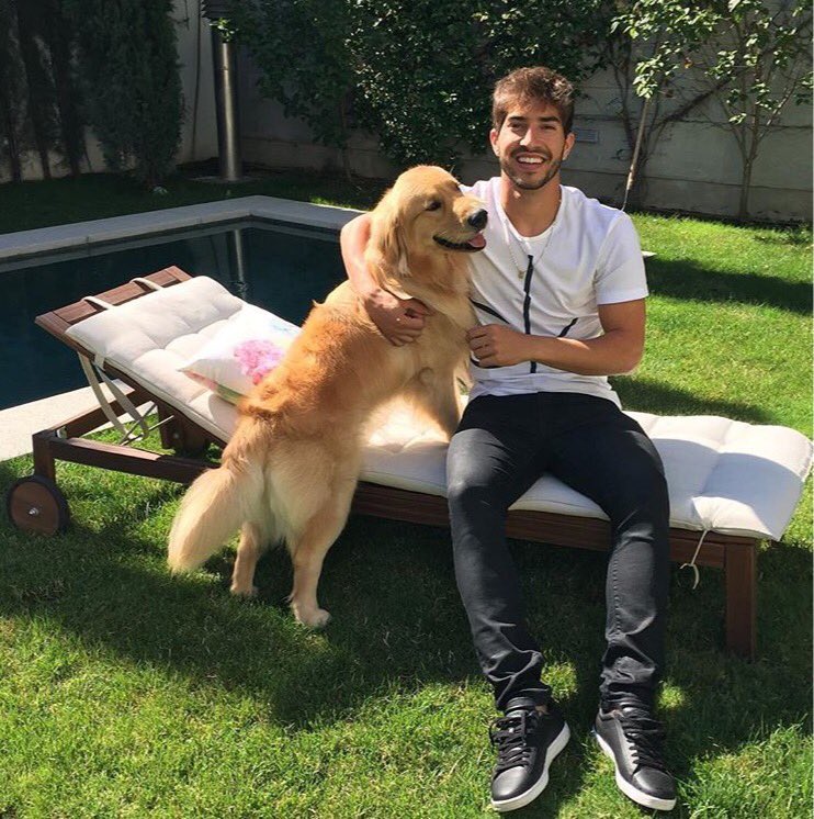Lucas Silva en Madrid junto a su perro