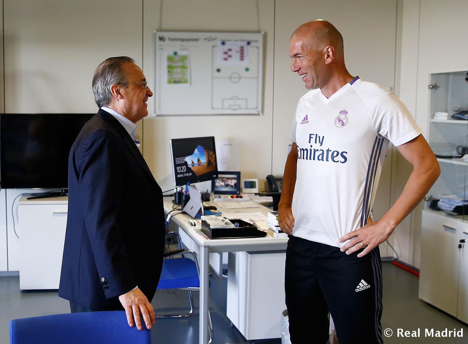 Zidane y Florentino charlan en el primer dái de trabajo del equipo blanco