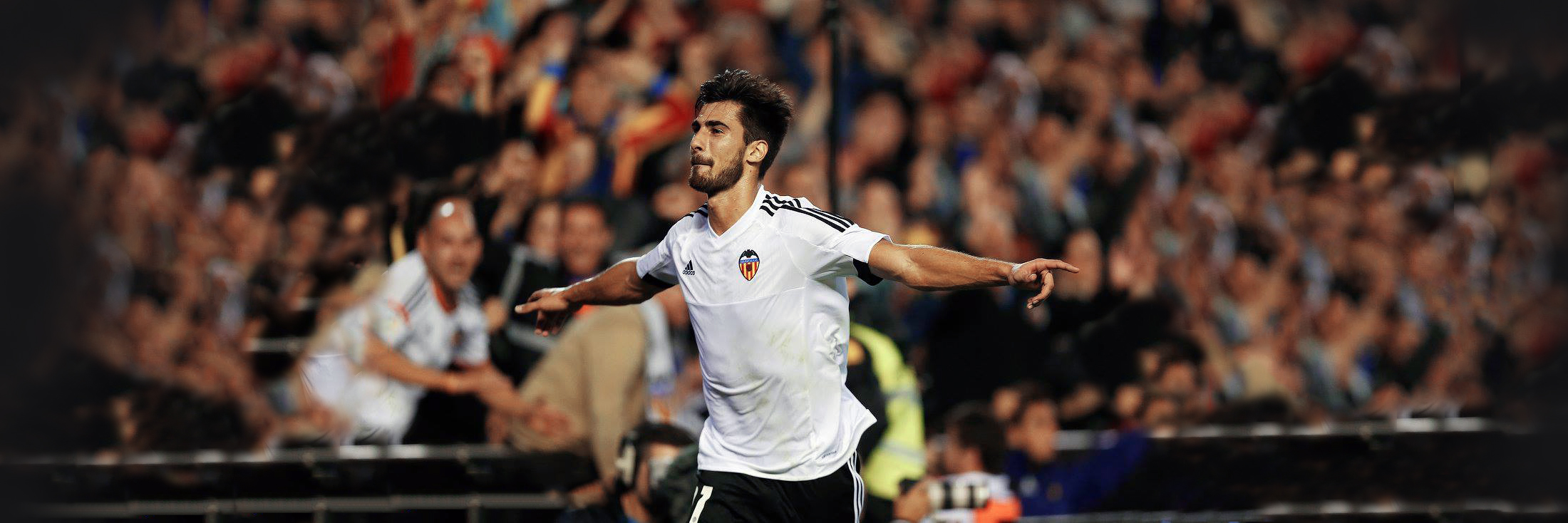 André Gomes celebra un gol con el Valencia