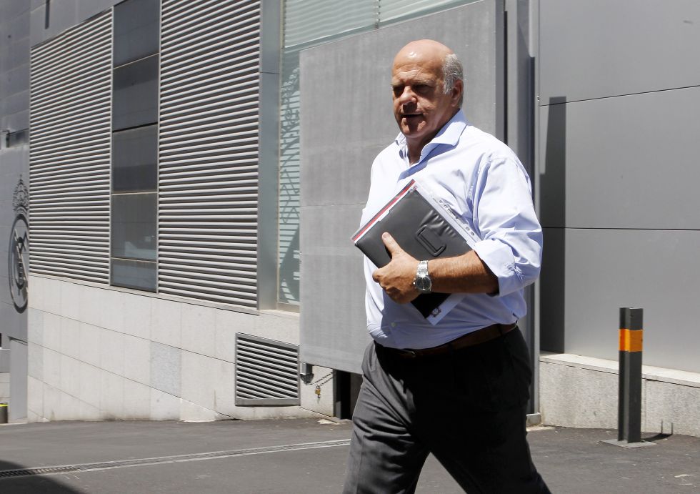 El agente Ginés Carvajal en una de sus visitas a las oficinas del Bernabéu